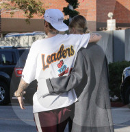 PEOPLE - Justin Bieber und Hailey Baldwin mehr oder weniger stylish in Beverly Hills unterwegs