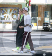 PEOPLE - Justin Bieber und Hailey Baldwin mehr oder weniger stylish in Beverly Hills unterwegs