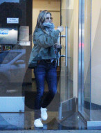 EXKLUSIV - Jennifer Aniston hält sich warm in Beverly Hills