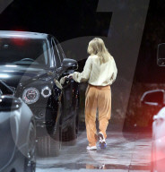 EXKLUSIV - Sofia Richie darf mit Scott's Bentley in Calabasas ausfahren