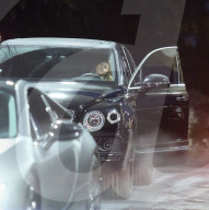 EXKLUSIV - Sofia Richie darf mit Scott's Bentley in Calabasas ausfahren