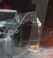 EXKLUSIV - Sofia Richie darf mit Scott's Bentley in Calabasas ausfahren