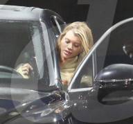 EXKLUSIV - Sofia Richie darf mit Scott's Bentley in Calabasas ausfahren