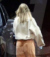 EXKLUSIV - Sofia Richie darf mit Scott's Bentley in Calabasas ausfahren