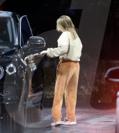 EXKLUSIV - Sofia Richie darf mit Scott's Bentley in Calabasas ausfahren