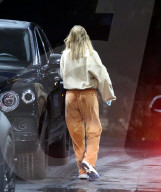 EXKLUSIV - Sofia Richie darf mit Scott's Bentley in Calabasas ausfahren