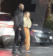EXKLUSIV - Sofia Richie darf mit Scott's Bentley in Calabasas ausfahren