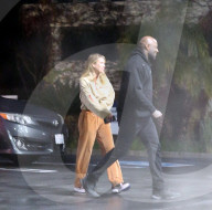 EXKLUSIV - Sofia Richie darf mit Scott's Bentley in Calabasas ausfahren