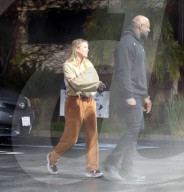 EXKLUSIV - Sofia Richie darf mit Scott's Bentley in Calabasas ausfahren