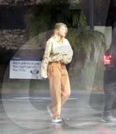 EXKLUSIV - Sofia Richie darf mit Scott's Bentley in Calabasas ausfahren
