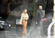 EXKLUSIV - Sofia Richie darf mit Scott's Bentley in Calabasas ausfahren