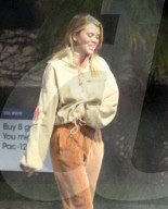 EXKLUSIV - Sofia Richie darf mit Scott's Bentley in Calabasas ausfahren