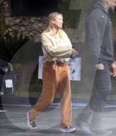 EXKLUSIV - Sofia Richie darf mit Scott's Bentley in Calabasas ausfahren