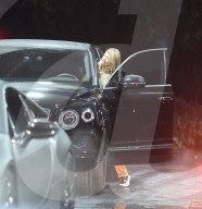 EXKLUSIV - Sofia Richie darf mit Scott's Bentley in Calabasas ausfahren