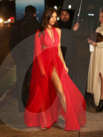PEOPLE - Elysium Gala in LA: Emily Ratajkowski zeigt Bein