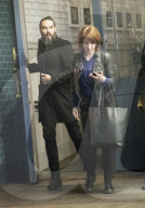 EXKLUSIV - Ergrauter Bart: Russell Brand vor dem High Road House in Chiswick 