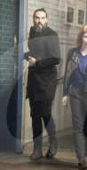 EXKLUSIV - Ergrauter Bart: Russell Brand vor dem High Road House in Chiswick 