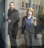 EXKLUSIV - Ergrauter Bart: Russell Brand vor dem High Road House in Chiswick 