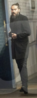 EXKLUSIV - Ergrauter Bart: Russell Brand vor dem High Road House in Chiswick 