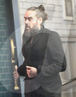 EXKLUSIV - Ergrauter Bart: Russell Brand vor dem High Road House in Chiswick 