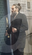 EXKLUSIV - Ergrauter Bart: Russell Brand vor dem High Road House in Chiswick 