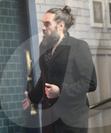 EXKLUSIV - Ergrauter Bart: Russell Brand vor dem High Road House in Chiswick 