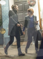 EXKLUSIV - Ergrauter Bart: Russell Brand vor dem High Road House in Chiswick 