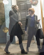 EXKLUSIV - Ergrauter Bart: Russell Brand vor dem High Road House in Chiswick 