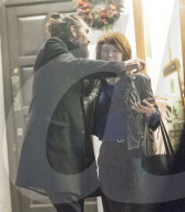 EXKLUSIV - Ergrauter Bart: Russell Brand vor dem High Road House in Chiswick 