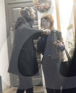 EXKLUSIV - Ergrauter Bart: Russell Brand vor dem High Road House in Chiswick 