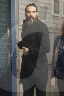 EXKLUSIV - Ergrauter Bart: Russell Brand vor dem High Road House in Chiswick 