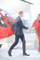 PEOPLE - Prinz William besucht das Royal London Hospital mit einem Ambulanz Heli