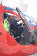PEOPLE - Prinz William besucht das Royal London Hospital mit einem Ambulanz Heli