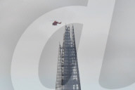 PEOPLE - Prinz William besucht das Royal London Hospital mit einem Ambulanz Heli