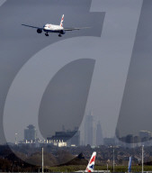 NEWS - London: Eine Drohnen-Warnung legt den Flughafen Heathrow lahm