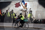 NEWS - Paris: Die Gelbwesten kopieren 'Die Freiheit führt das Volk' von Eugene Delacroix