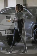 PEOPLE - Mila Kunis mit ernster Miene in Los Angeles unterwegs