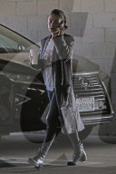 PEOPLE - Mila Kunis mit ernster Miene in Los Angeles unterwegs