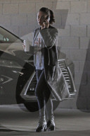 PEOPLE - Mila Kunis mit ernster Miene in Los Angeles unterwegs