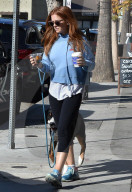 PEOPLE - Isla Fisher geht mit dem Hund Gassi