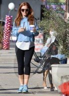 PEOPLE - Isla Fisher geht mit dem Hund Gassi