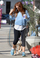 PEOPLE - Isla Fisher geht mit dem Hund Gassi