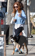 PEOPLE - Isla Fisher geht mit dem Hund Gassi