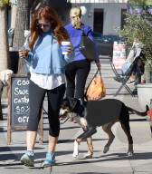 PEOPLE - Isla Fisher geht mit dem Hund Gassi