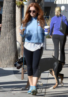 PEOPLE - Isla Fisher geht mit dem Hund Gassi