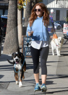 PEOPLE - Isla Fisher geht mit dem Hund Gassi