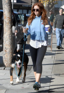 PEOPLE - Isla Fisher geht mit dem Hund Gassi