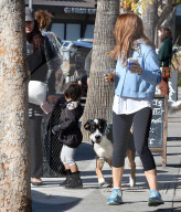 PEOPLE - Isla Fisher geht mit dem Hund Gassi