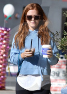 PEOPLE - Isla Fisher geht mit dem Hund Gassi