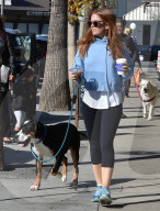 PEOPLE - Isla Fisher geht mit dem Hund Gassi